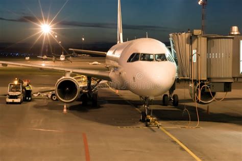 O Plano Estacionou No Aeroporto Na Noite Cabina Do Piloto Do Nariz Da