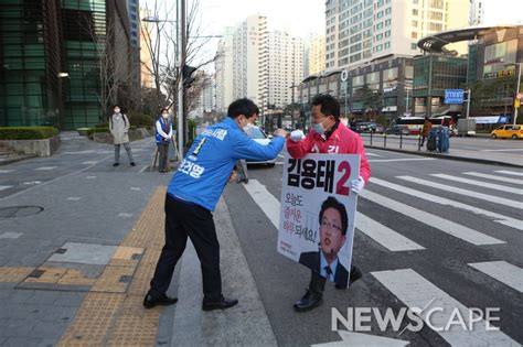 포토 인사 나누는 구로을 윤건영·김용태 후보··· 공식 선거운동 시작