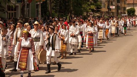 Paradă de costume populare autentice româneşti vechi de 140 de ani din