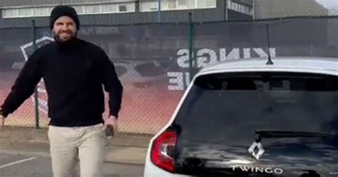 VIDEO Piqué responde a Shakira y llega a evento en un Twingo