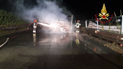 Paura Sul GRA Autobus Atac Storico Avvolto Dalle Fiamme Vettura In