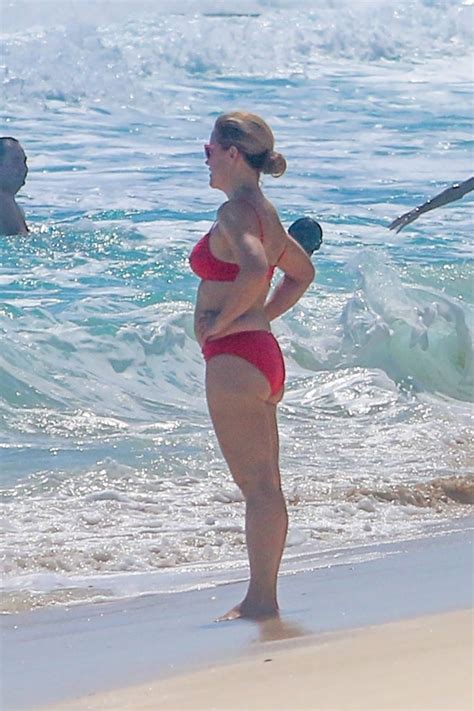 9 Hot Sexy Julia Davis Bikini Pics