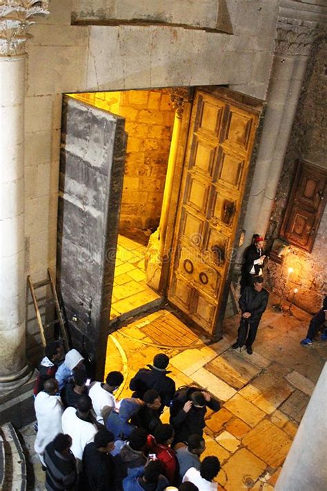 Padres Ortodoxos E Peregrinos Na Igreja Do Sepulcro Santamente Foto De