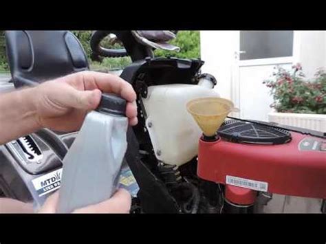 Faire La Vidange D Un Tracteur Tondeuse MTD Change The Oil Of A Mower