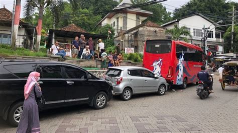 Kecelakaan Beruntun Tiga Kendaraan Di Kawasan Makam Sunan Giri Gresik