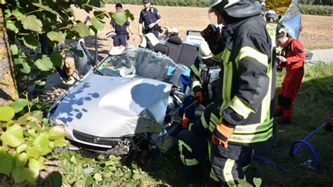 Altenerding Mazda fährt gegen Baum Rettungseinsatz