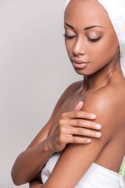 Belleza Pura Joven Y Bella Mujer Afroamericana Sin Camisa Tocando Su