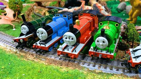 THOMAS DAN EDWARD MENGELILINGI DIORAMA Gordon Mengalami Anjlok Dan