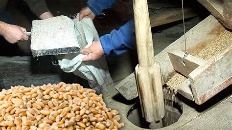 MOLIENDA TRADICIONAL Del Grano En Un Molino Harinero De Piedra