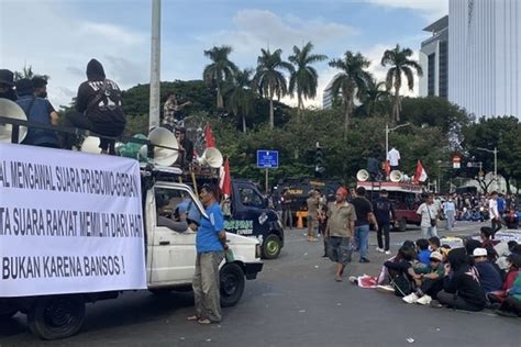 Foto Diwarnai Aksi Lempar Botol Dan Batu Unjuk Rasa Di Patung Kuda