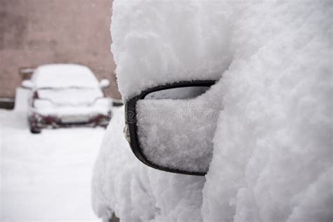 Voiture Couverte De Neige Dans Le Parking Photo Stock Image Du