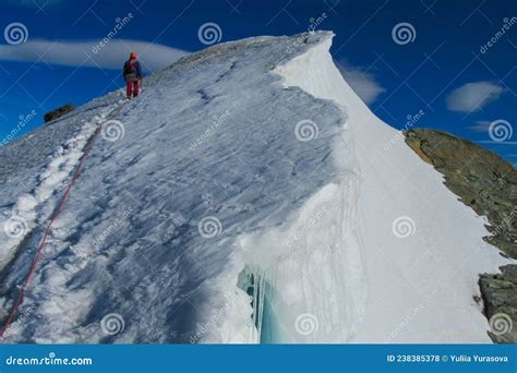 Alpinista Alpinista Do Escalador Alpino Nas Encostas Glaciares Da Neve