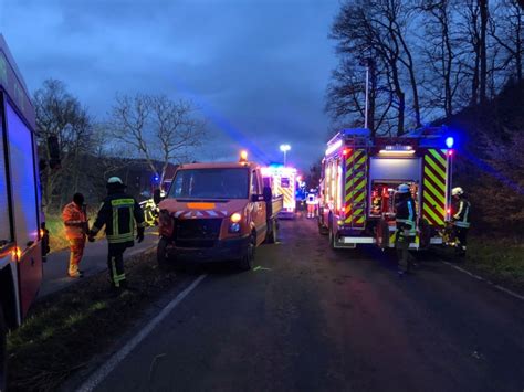 Schwerer Verkehrsunfall Mit Eingeklemmter Person Mit Hydraulischem