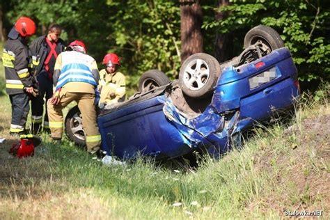 Wypadek Na Zakr Cie Mierci W Stalowej Woli Samoch D Dachowa W Rowie