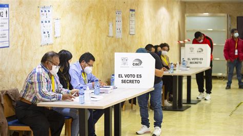 Los Ecuatorianos Residentes En La Regi N Votan En La Segunda Vuelta De