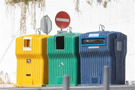 Tres Botes De Basura Multicolores Para Basura Clasificada Al Aire Libre