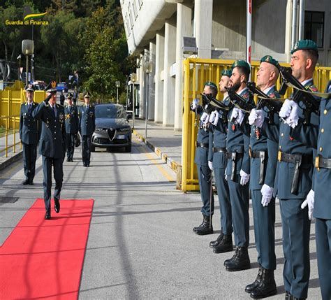 Guardia Di Finanza Il Generale Vito Augelli In Visita Al Comando