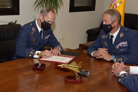 En imágenes la toma de posesión del nuevo jefe de la base aérea de Morón