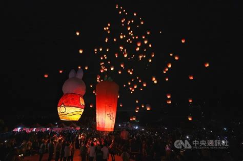 平溪天燈節登場 萌兔主燈和眾人願望浪漫升空 影 生活 中央社 Cna