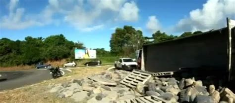 Caminhão tomba a caminho de Abrantes em Camaçari