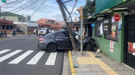 VIDEO Este Violento Choque De Carro Contra Poste Manda A 2 Al Hospital