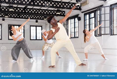 Groupe De Jeunes Apprenant Les Mouvements De Danse Moderne Image Stock