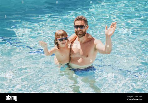 Padre E Hijo Nadando En La Piscina Familia De Verano Ni O Con Pap