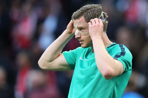 Video Tottenham Star Jan Vertonghen Leaves Amsterdam Arena On Crutches