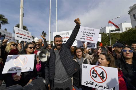 En Tunisie Une Vague Darrestations Cible Des Chroniqueurs Pour Leurs