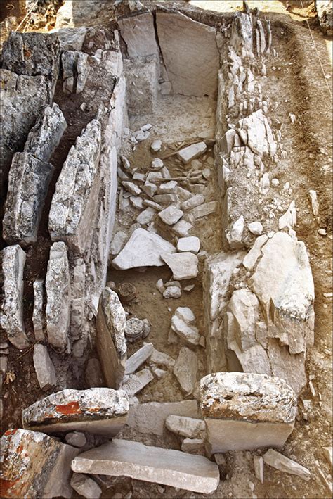 Descubren una tumba megalítica en el yacimiento de Piedras Blancas