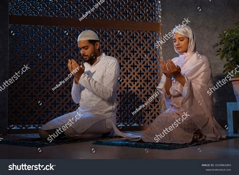 muslim couple praying