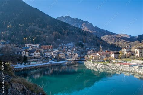 Pietraporzio Un Gioiello Adagiato Sul Lago In Alta Valle Stura Stock