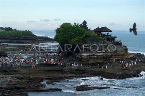 Peningkatan Kunjungan Wisatawan Di Tanah Lot Bali Antara Foto