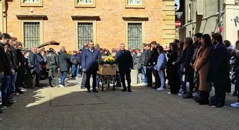 Pierpaolo Panzieri Lacrime E Commozione Per I Funerali Nel Duomo Di