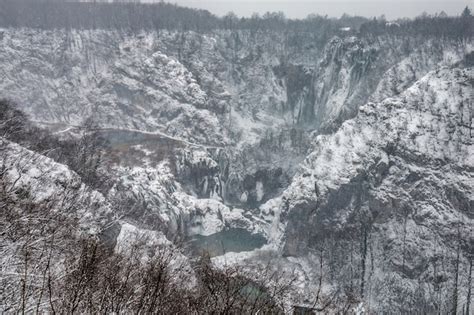 Premium Photo | Winter plitvice lakes