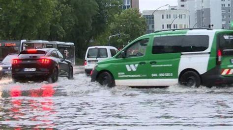 Unwetter Tobt Sich Ber Hamburg Aus Stra En Berflutet Und Erste Eins Tze