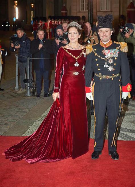 PHOTOS Mary du Danemark porte sa robe longue en velours pour la 4ème