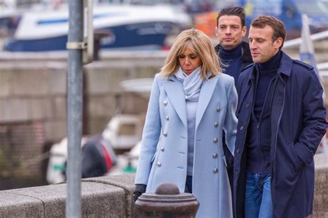 Photo Le président Emmanuel Macron et sa femme Brigitte passent le