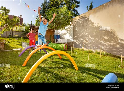 Juego De Saltar Obstaculos Carrera De Obstaculos Para Ninos En Casa