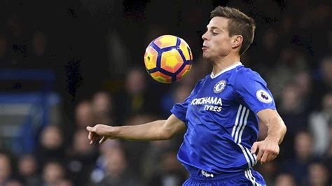 Download César Azpilicueta Chest Hit Wallpaper