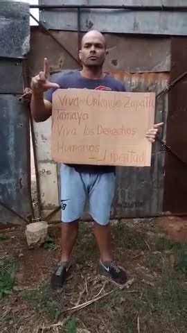 Cubano desde la isla cárcel muestra un cartel recordando al gran