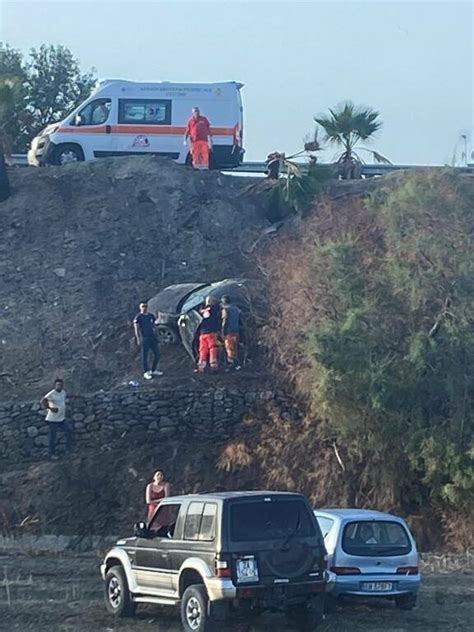 Auto Finisce In Una Scarpata Conducente Gravemente Ferito