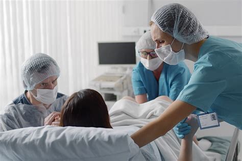 Una Madre D Alla Luce Tre Gemelli Ma Quando Il Medico Li Vede In