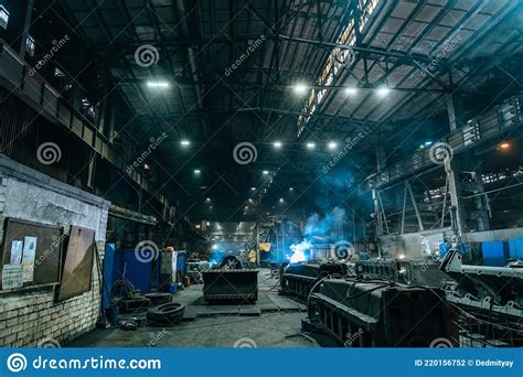 Trabajos De Soldador En Taller Industrial Destellos Blancos Y Humo De