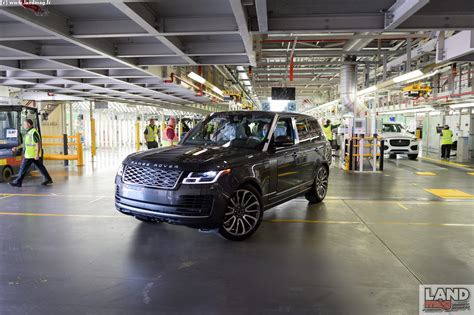 Land Rover lusine historique de Solihull reprend son activité après