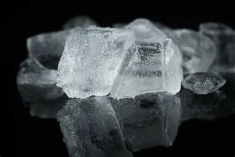 bagaimana keadaan es batu berwarna setelah dimasukkan   gelas