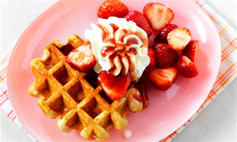 Luikse Wafels Met Aardbeien En Slagroom Recept Dr Oetker