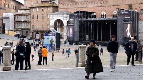 Capodanno A Siena Tutto Pronto In Piazza Del Campo Per L Atteso