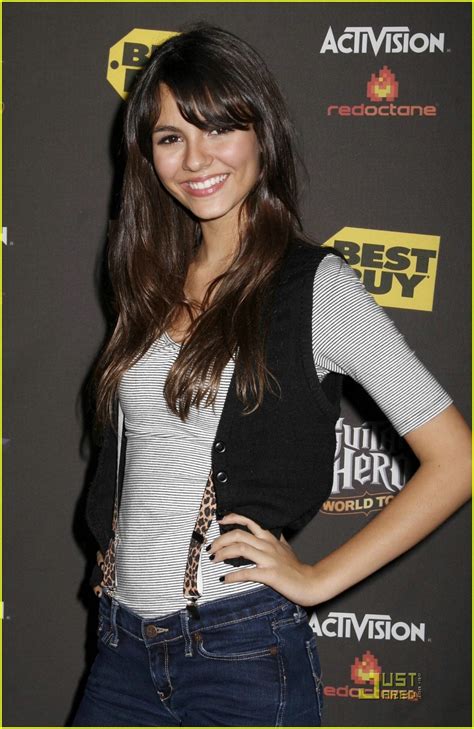 Victoria Justice Is A Spectacular Guitar Hero Photo 1505561 Avan