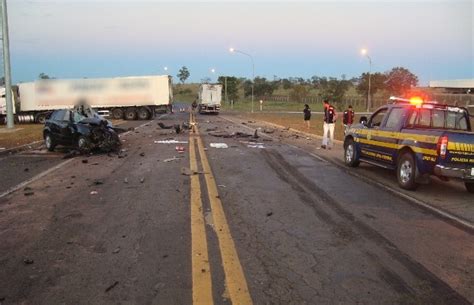 G Jovem Morre Ap S Colidir Contra Carro E Caminh O Na Br Em Go